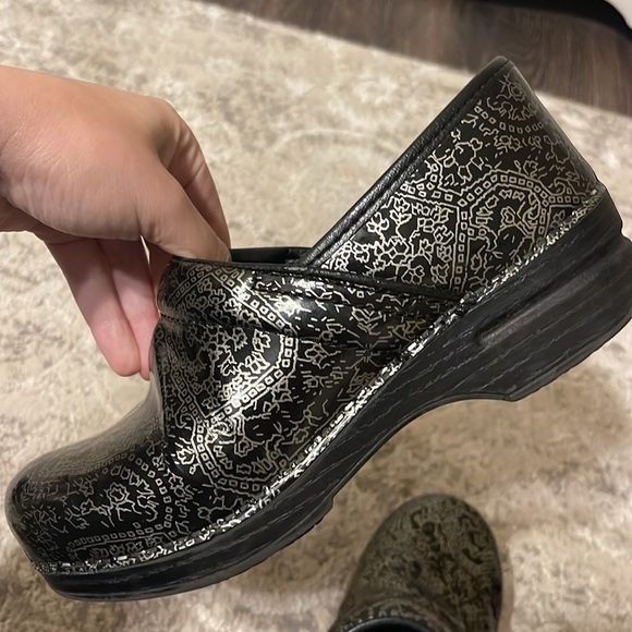 DANSKO Silver Black Clogs Size 37 - 7 Pattern Printed Hospital Nursing - Picture 4 of 9